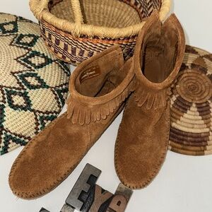 MINNETONKA Back Zip Hardsole Boot in Brown Suede